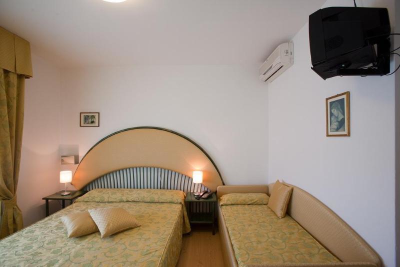 Hotel Canarie Лідо-ді-Єзоло Екстер'єр фото
