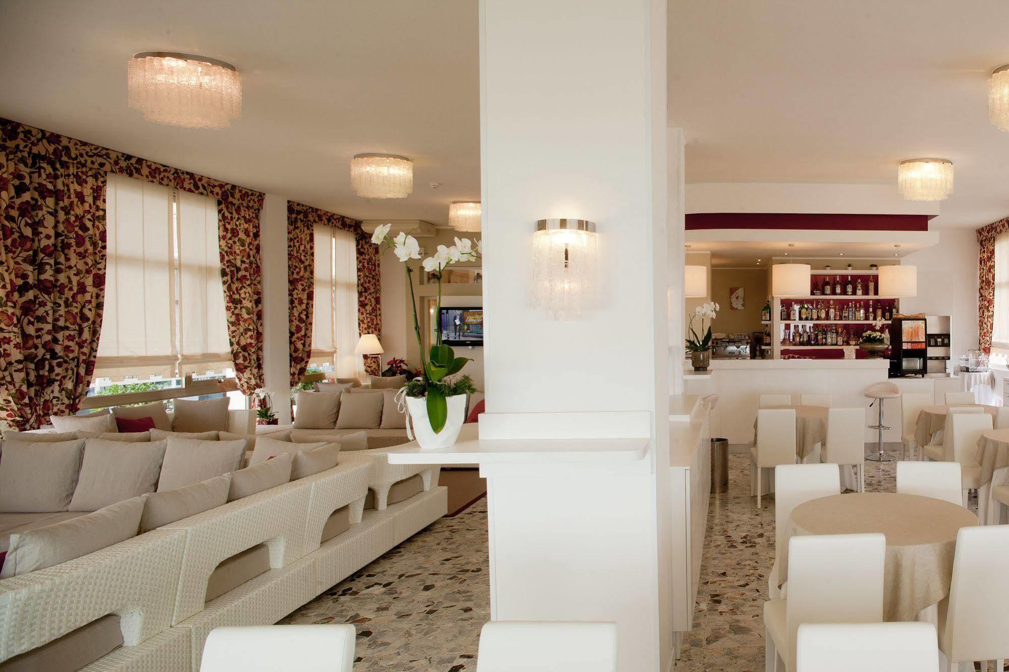 Hotel Canarie Лідо-ді-Єзоло Екстер'єр фото