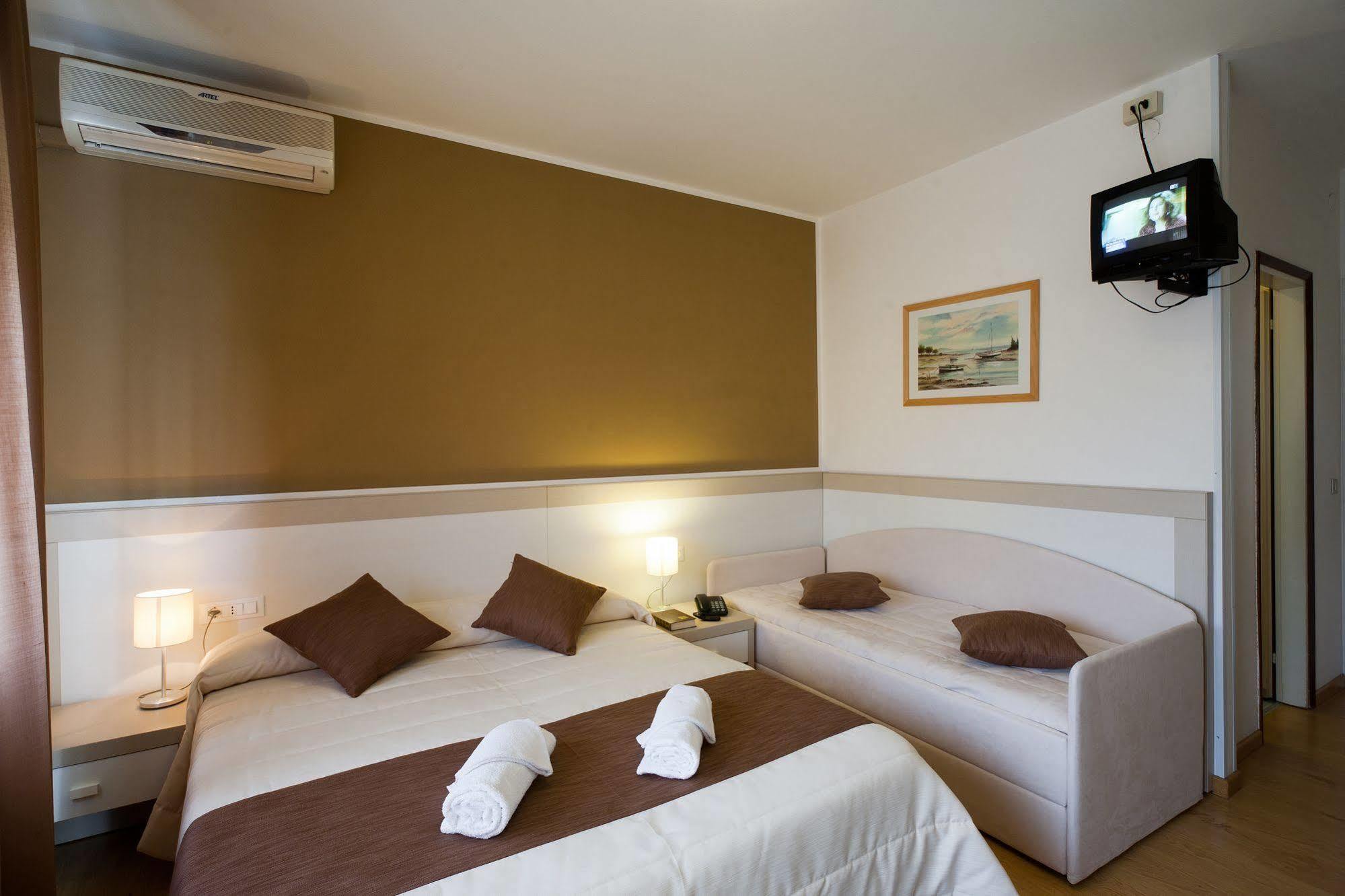 Hotel Canarie Лідо-ді-Єзоло Екстер'єр фото